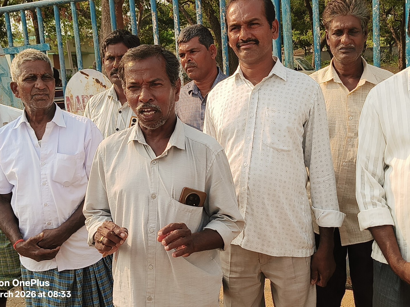 మోత్కూర్ పాల ఉత్పత్తి కేంద్రం వద్ద రైతుల ధర్నా