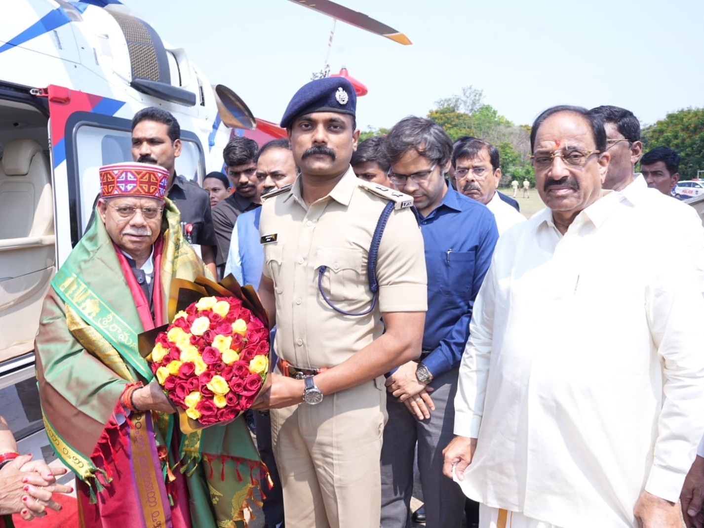 గవర్నర్ కు స్వాగతం పలికిన SP రోహిత్ రాజు