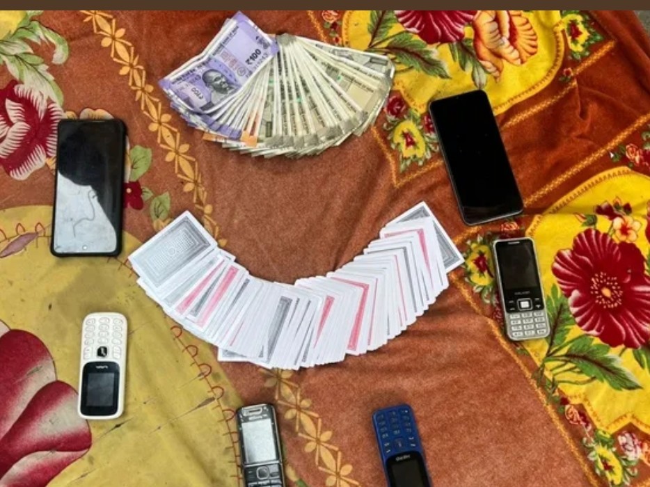 ఖిలావరంగల్లో పేకాట స్థావరాలపై దాడి