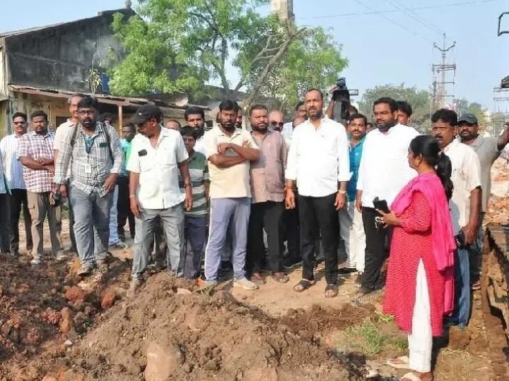 కాలువ పనులను పరిశీలించిన డిప్యూటీ మేయర్