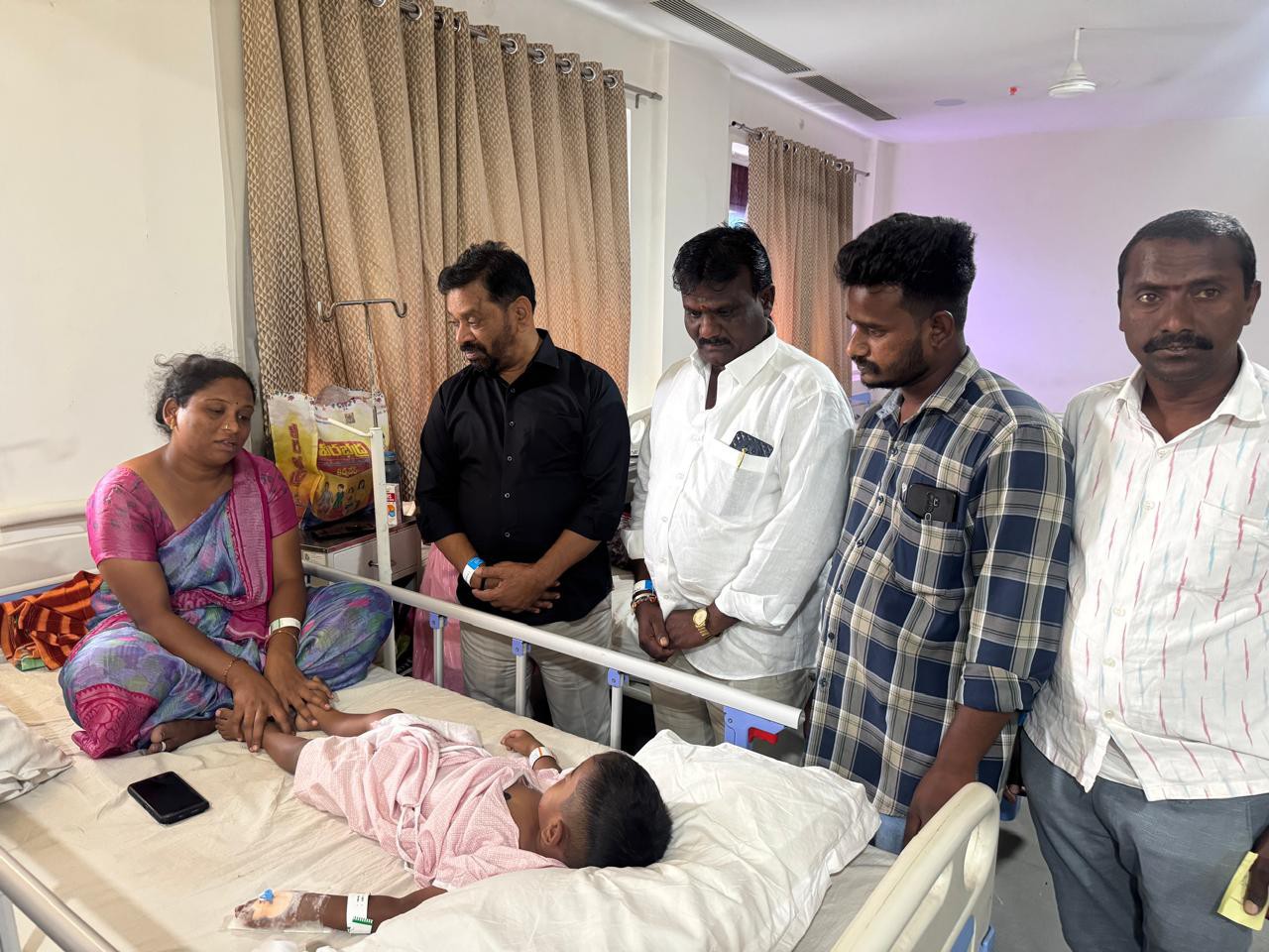 కుక్క కరిచిన బాలుడిని పరామర్శించిన మాజీ ఎమ్మెల్యే