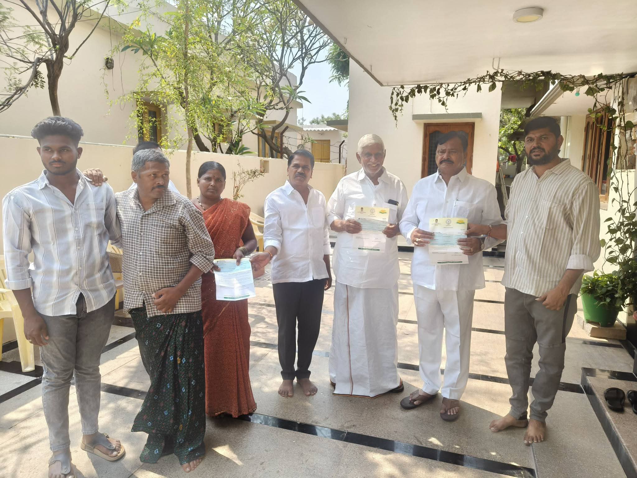 సీఎంఆర్‌ఎఫ్ చెక్కులు పంపిణీ చేసిన ఎంపీ