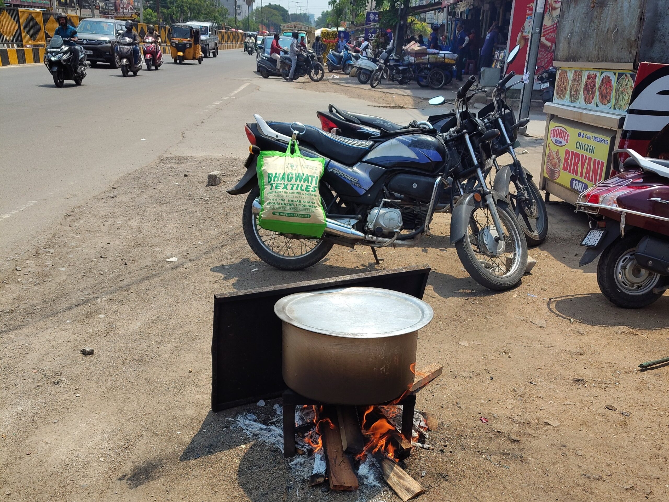 రోడ్ల పక్కన దర్శనమిస్తున్న కట్టెల పొయ్యిలు