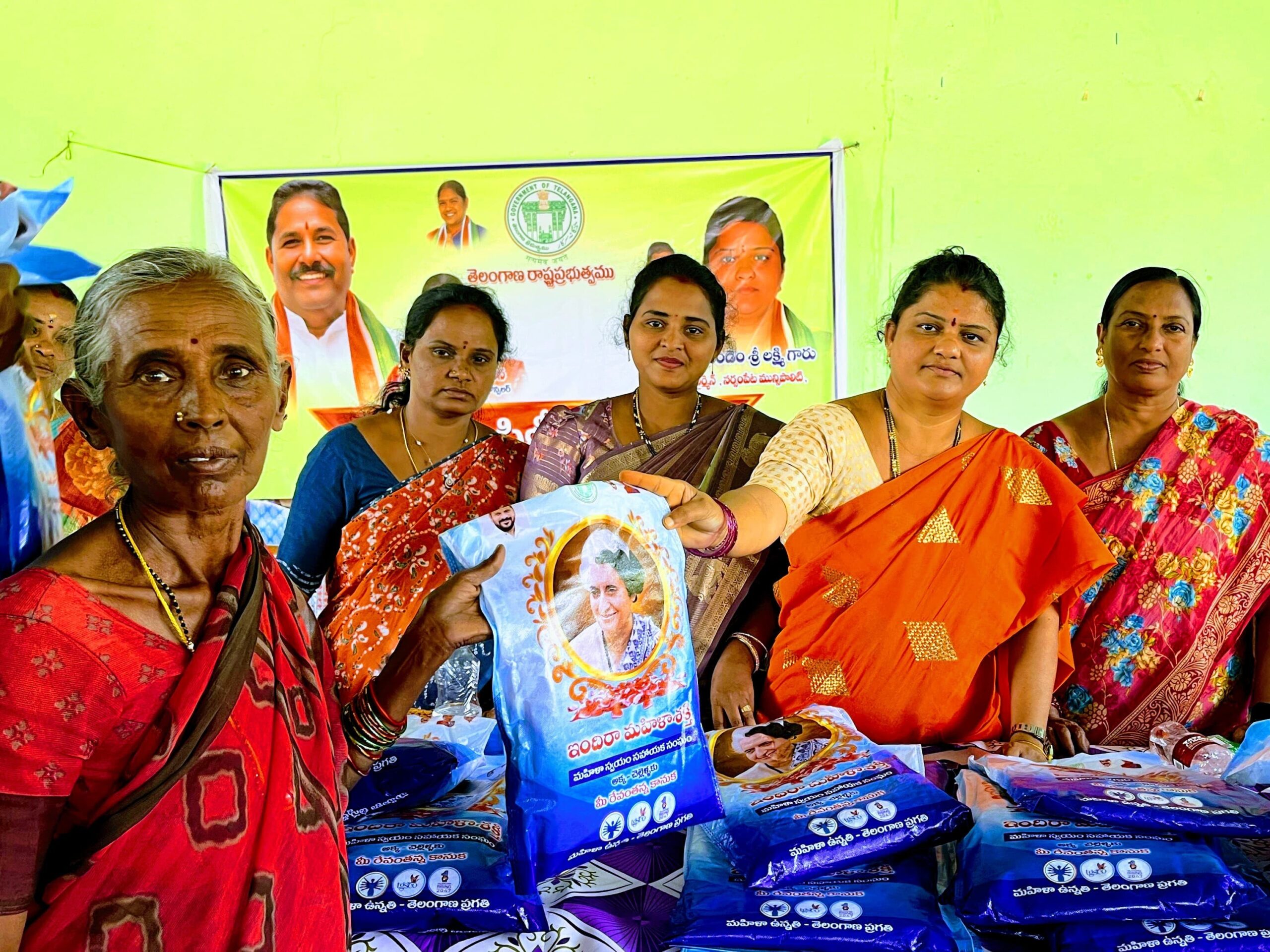 మహిళలకు ఇందిరమ్మ చీరల పంపిణీ