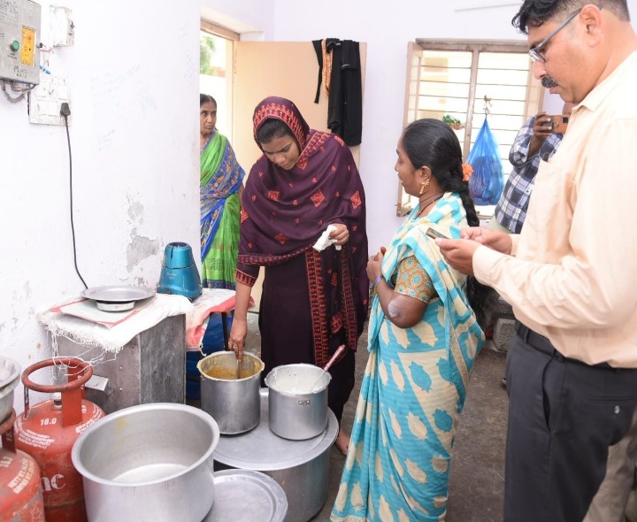 ఎస్టీ వసతి గృహాలను పరిశీలించిన కలెక్టర్