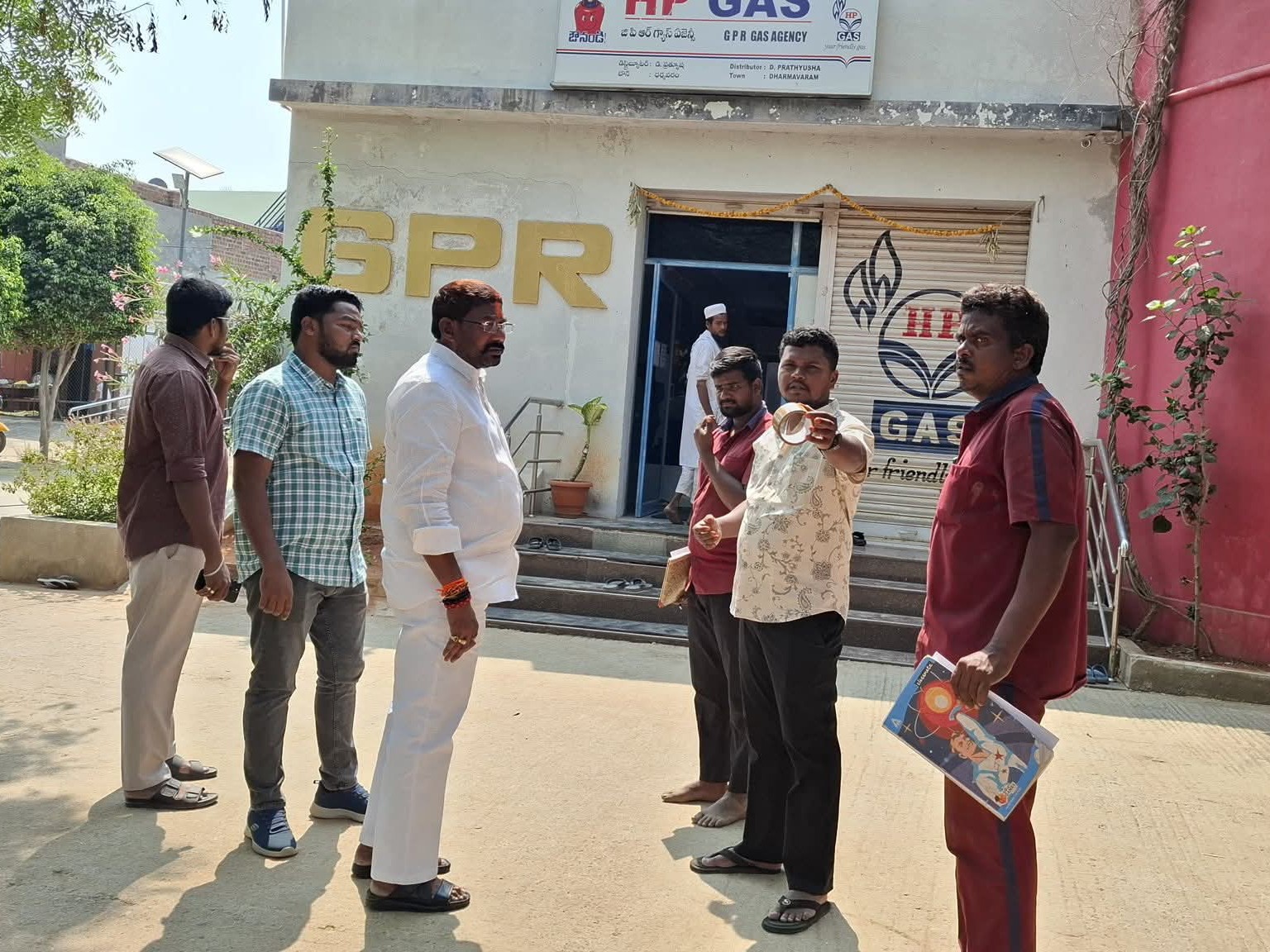 ‘ధర్మవరంలో గ్యాస్ కొరత లేకుండా చర్యలు’