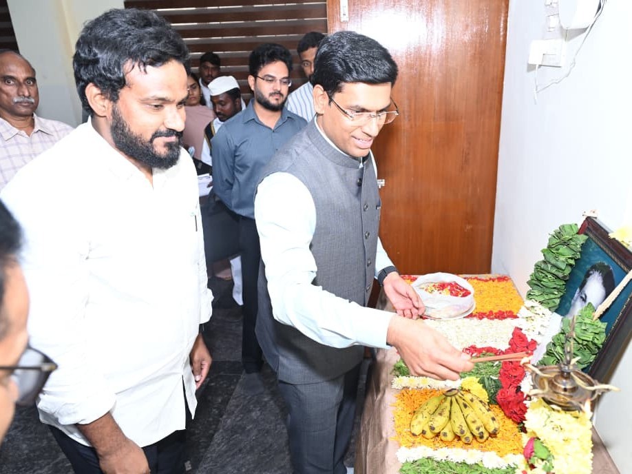 సమాజానికి ఆయన చేసిన కృషి చిరస్మరణీయం: కలెక్టర్