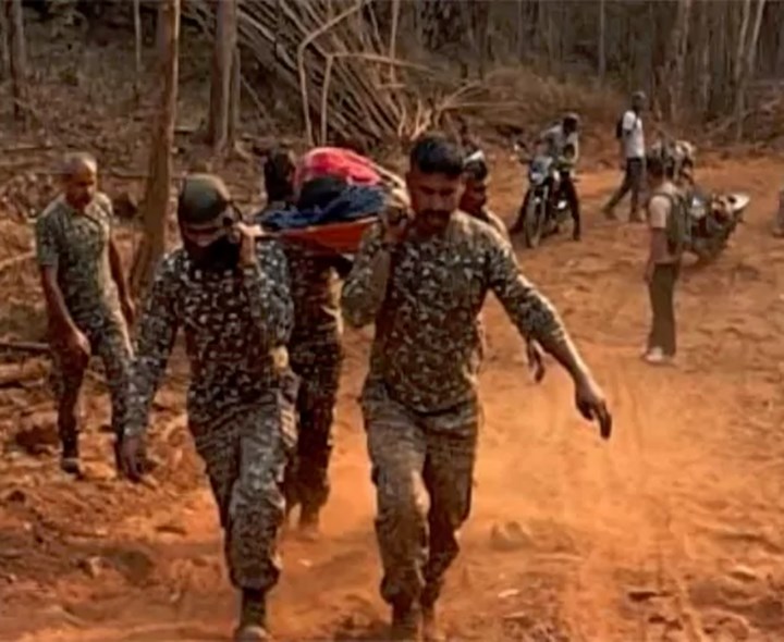 అడవిలో 5 కి.మీ. గర్భిణీని మోసుకొచ్చిన జవాన్లు