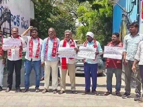 టెండర్ల రద్దుపై బల్దియాలో సీపీఐ నిరసన