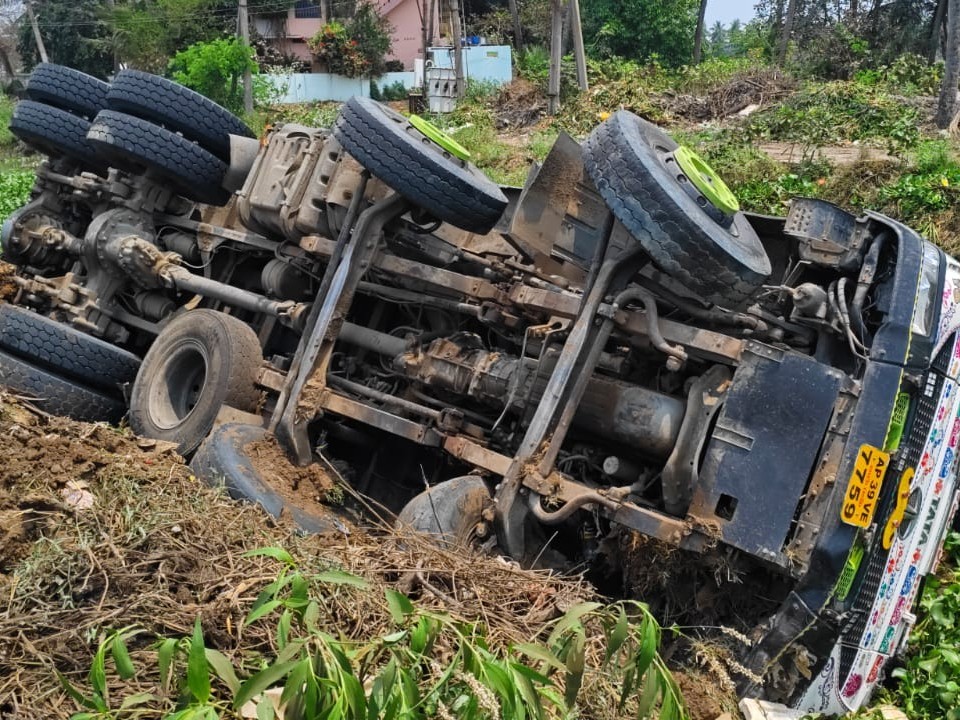 చెరుకువాడ పంటకాలువలో లోడ్ లారీ బోల్తా
