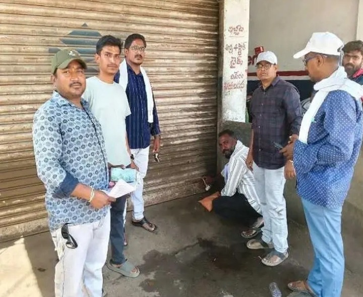 పన్నులు చెల్లించలేదని దుకాణం సీజ్