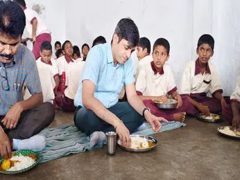 పాఠశాలలో కలెక్టర్ ఆకస్మిక తనిఖీలు