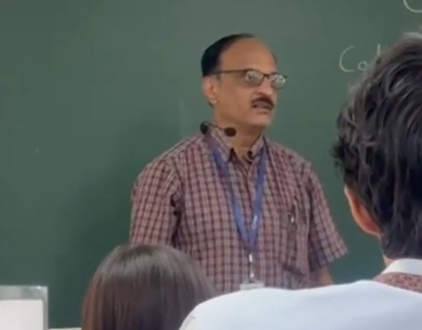 ముస్లిం విద్యార్థిని టెర్రరిస్ట్ అన్న ప్రొఫెసర్