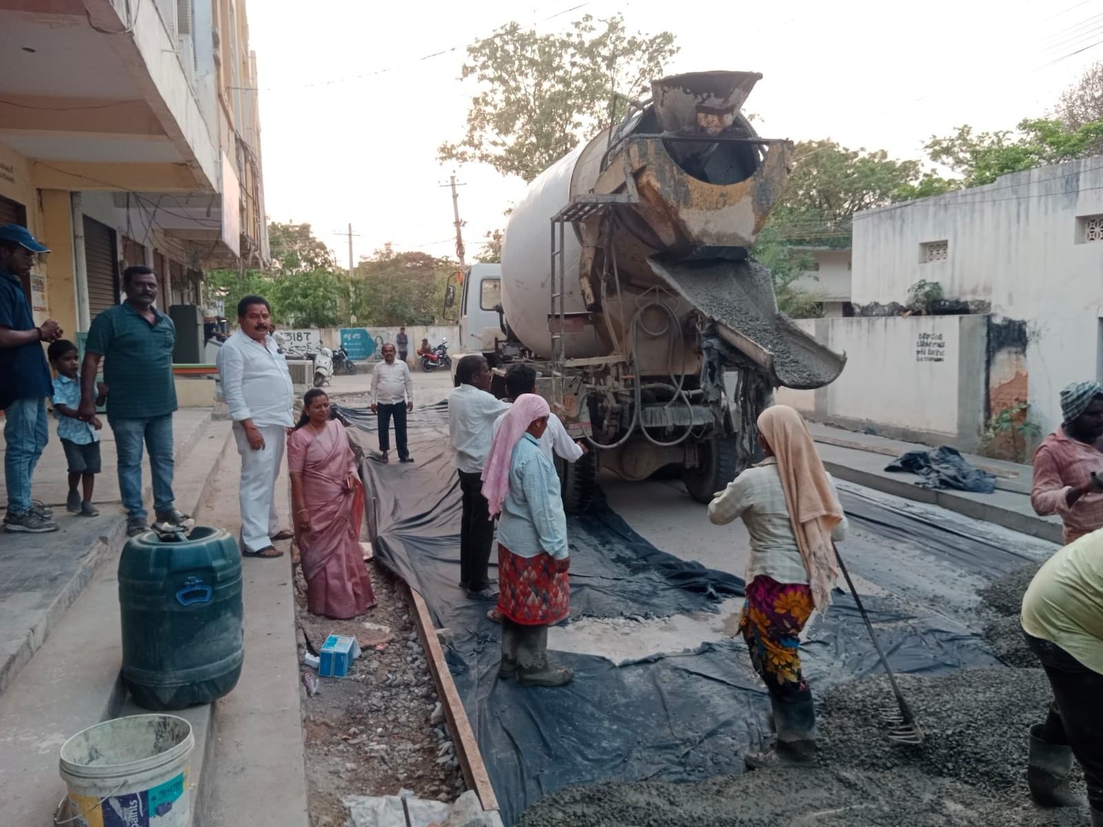 సీసీ రోడ్ల పనులను పర్యవేక్షించిన ఛైర్ పర్సన్