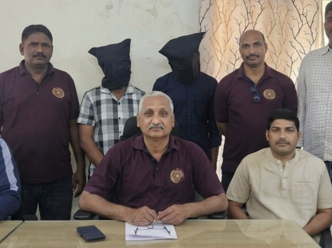 ఆన్ లైన్ మోసం.. కేటుగాళ్లు అరెస్ట్