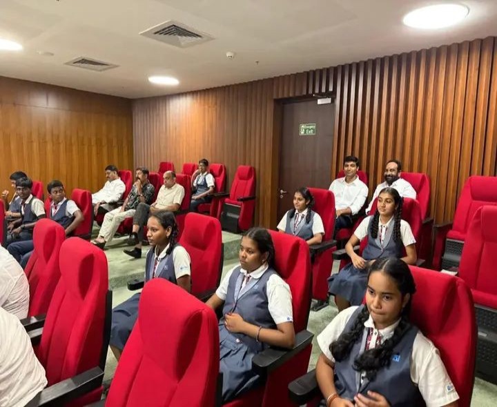 అసెంబ్లీ లైవ్ వీక్షణ.. విద్యార్థులతో MP, MLA ముచ్చట