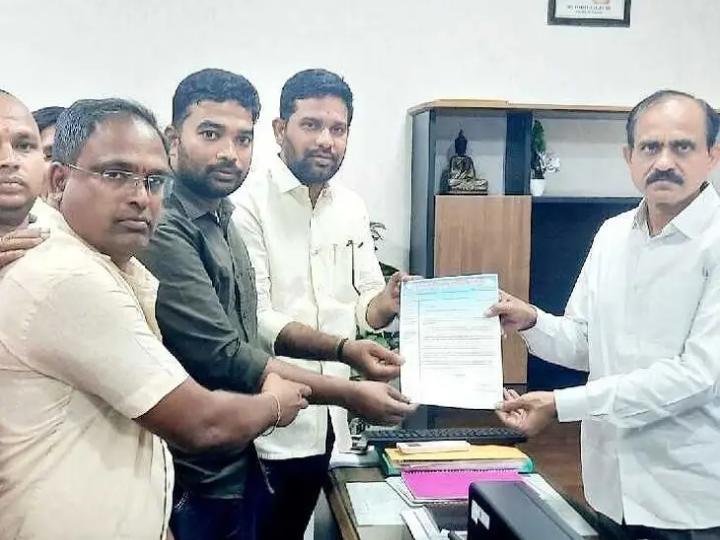 అదనపు కలెక్టర్‌కు మీసేవ నిర్వాహకుల విన్నపం