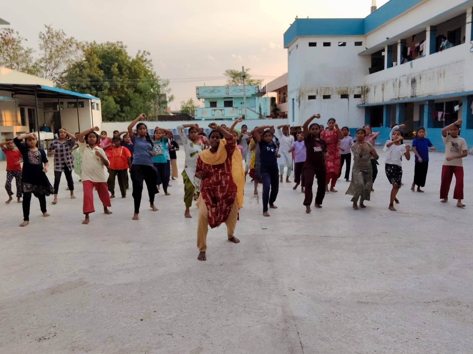 విద్యార్థులు అన్ని రంగాల్లో రాణించాలి: కలెక్టర్