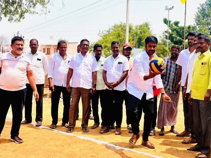 వాలీబాల్ టోర్నమెంటును ప్రారంభించిన మాజీ ఎమ్మెల్యే