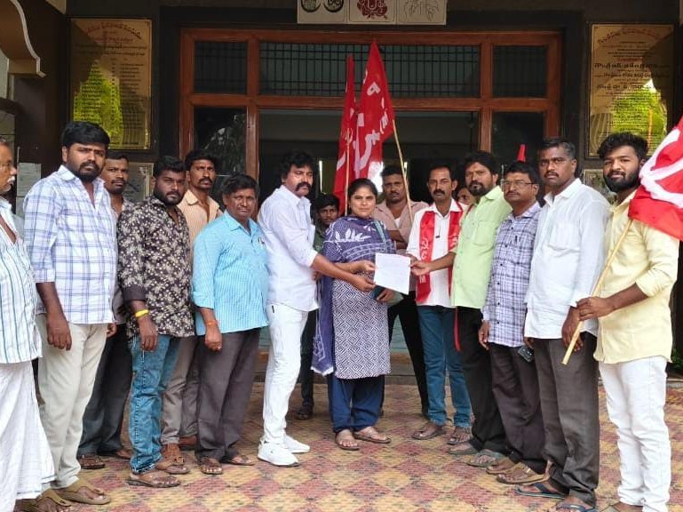 గుంతలను పూడ్చాలి: CPM