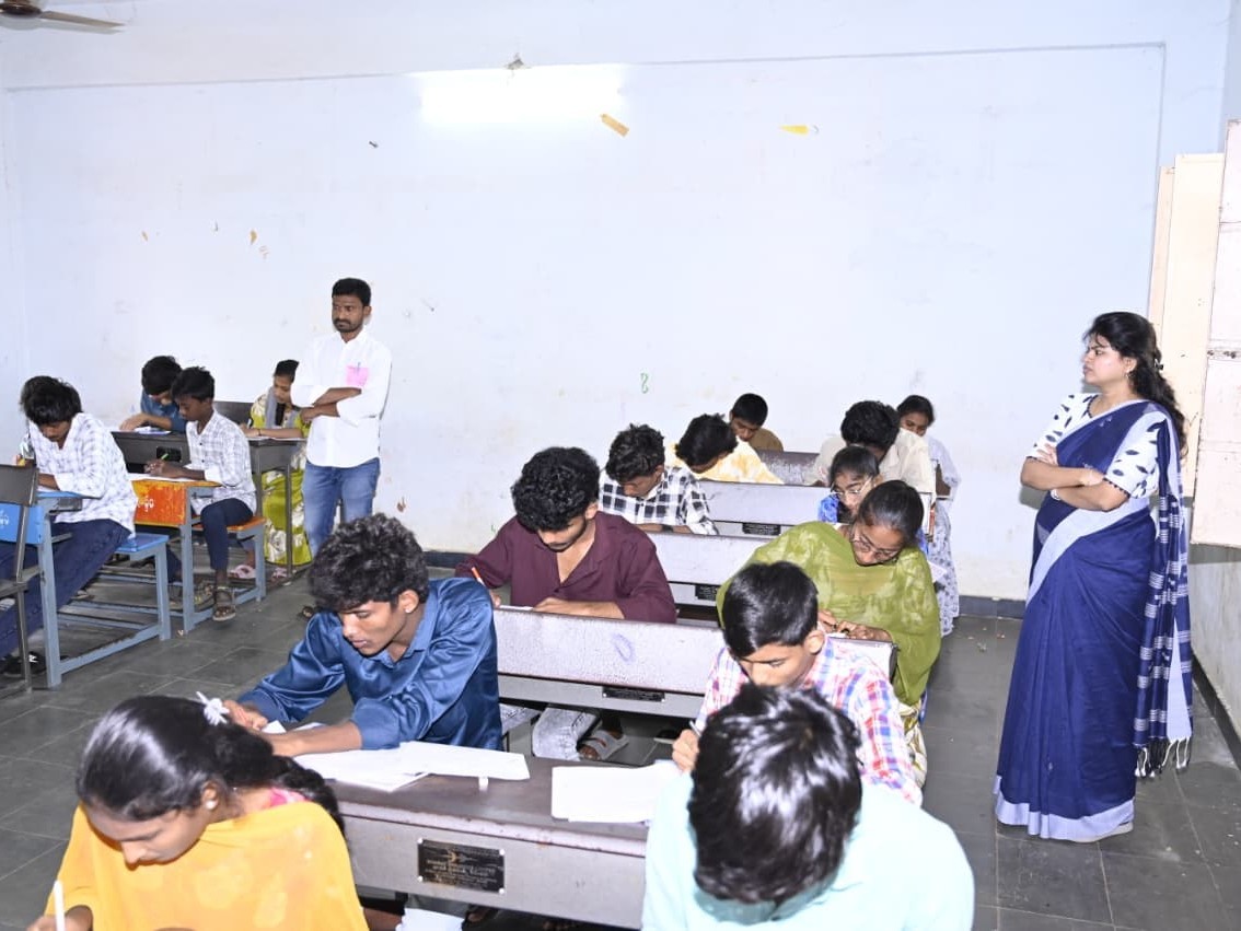 పదో తరగతి పరీక్ష కేంద్రాన్ని సందర్శించిన కలెక్టర్
