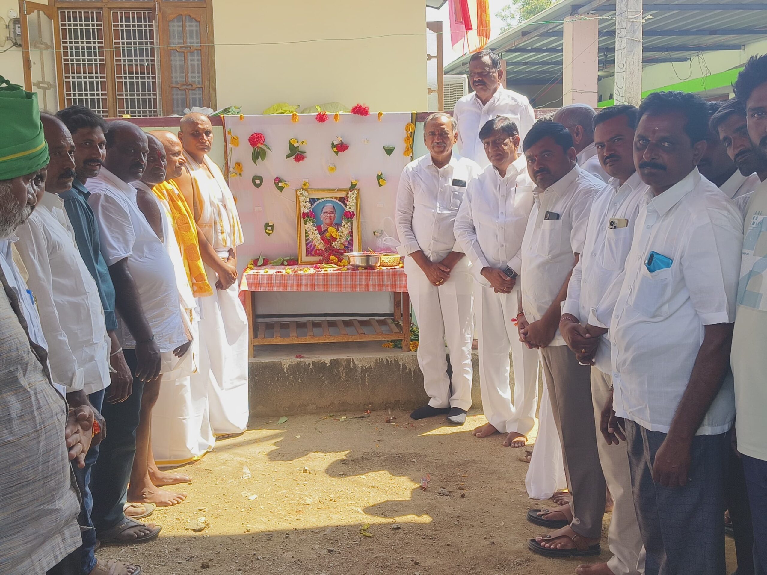 మృతుడి కుటుంబాన్ని పరామర్శించిన మాజీ MLA, మాజీ ఎంపీ