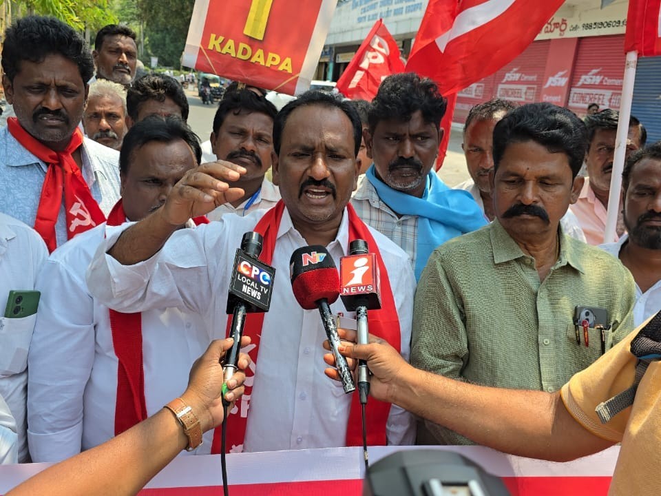 జిల్లా పరిషత్ కార్యాలయం వద్ద సీపీఐ ఆందోళన