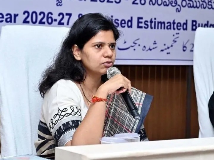 ప్రజాప్రతినిధులకు గౌరవం ఇవ్వాలి: కలెక్టర్