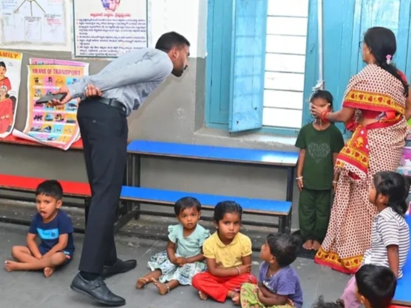 అంగన్వాడి కేంద్రాన్ని పరిశీలించిన కలెక్టర్