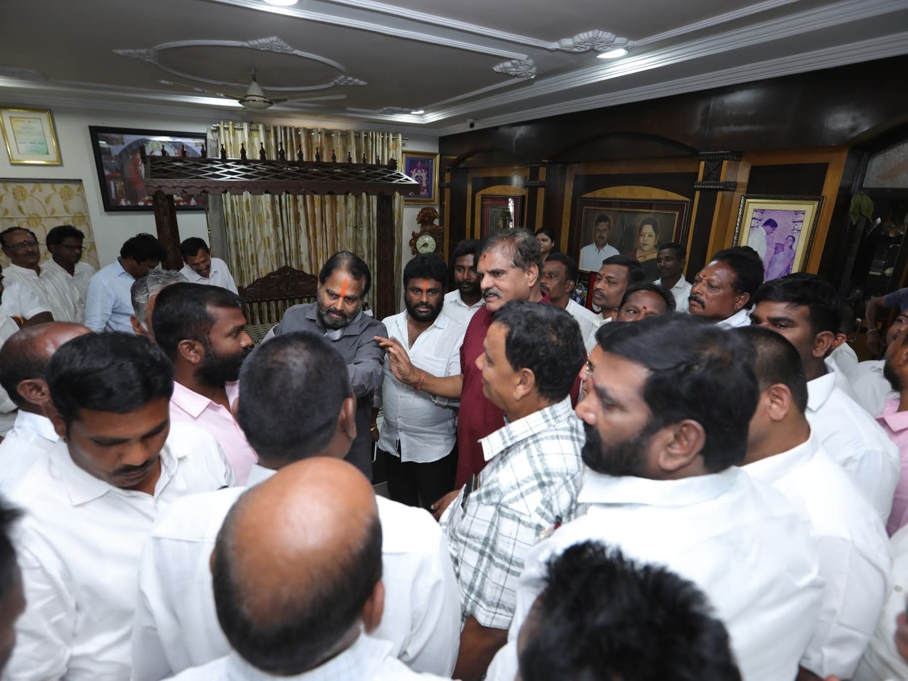 బొత్సను పరామర్శించిన మాజీ స్పీకర్