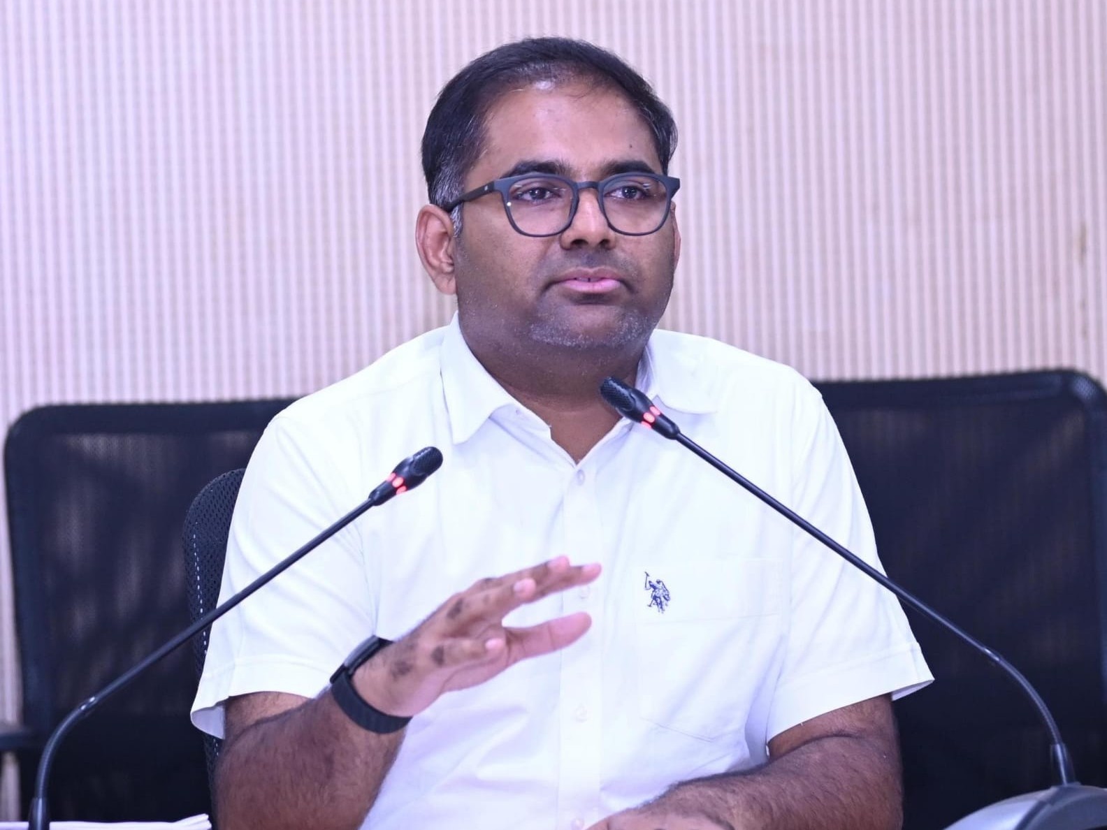 జిల్లాలో ఇంధన నిల్వలకు కొరత లేదు: కలెక్టర్