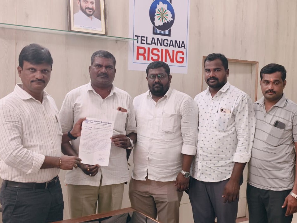 మున్సిపల్ కమిషనర్‌కు సర్పంచ్ వినతి