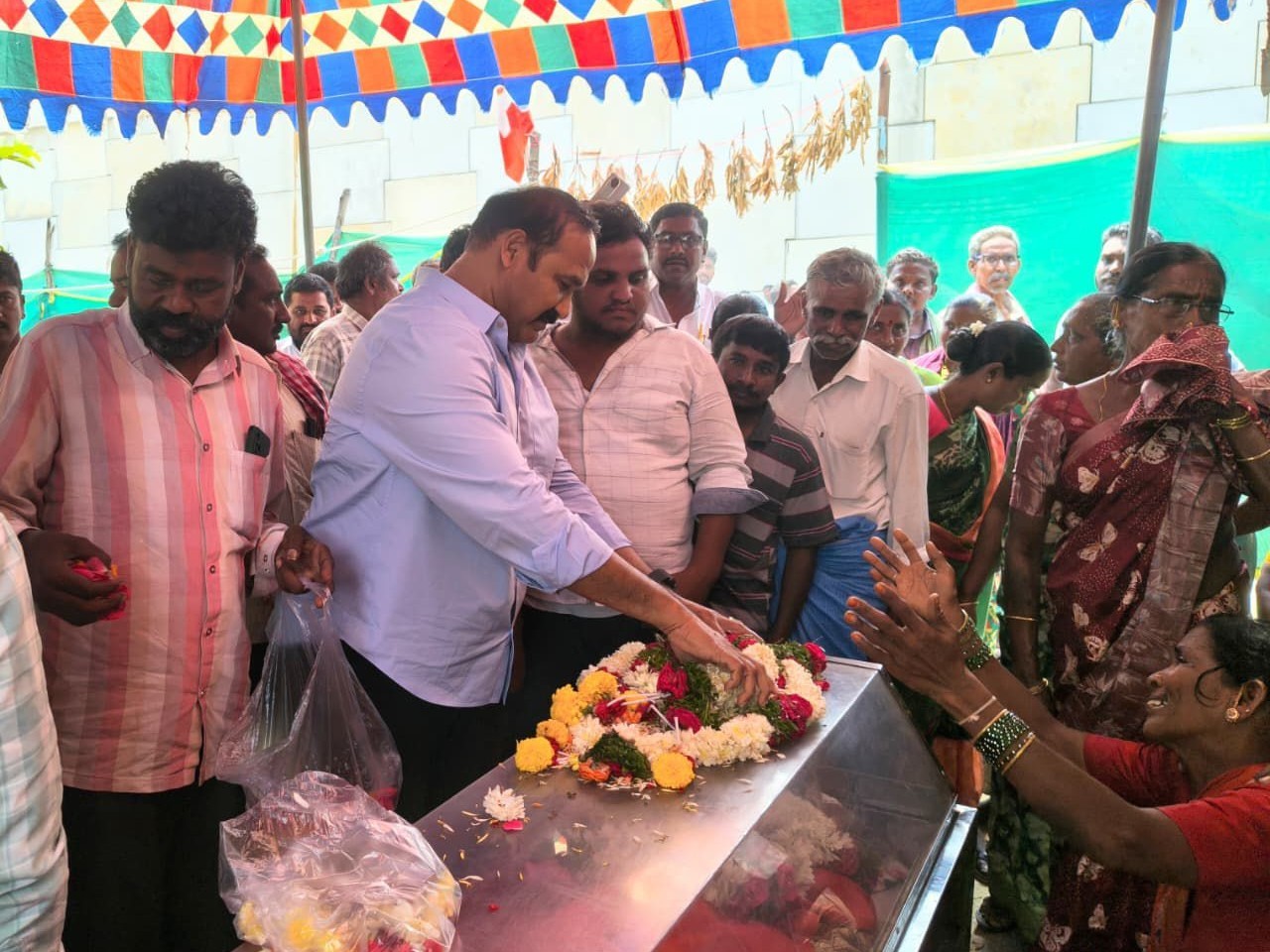 నారాయణ మృతికి మాజీ ఎమ్మెల్యే నివాళి