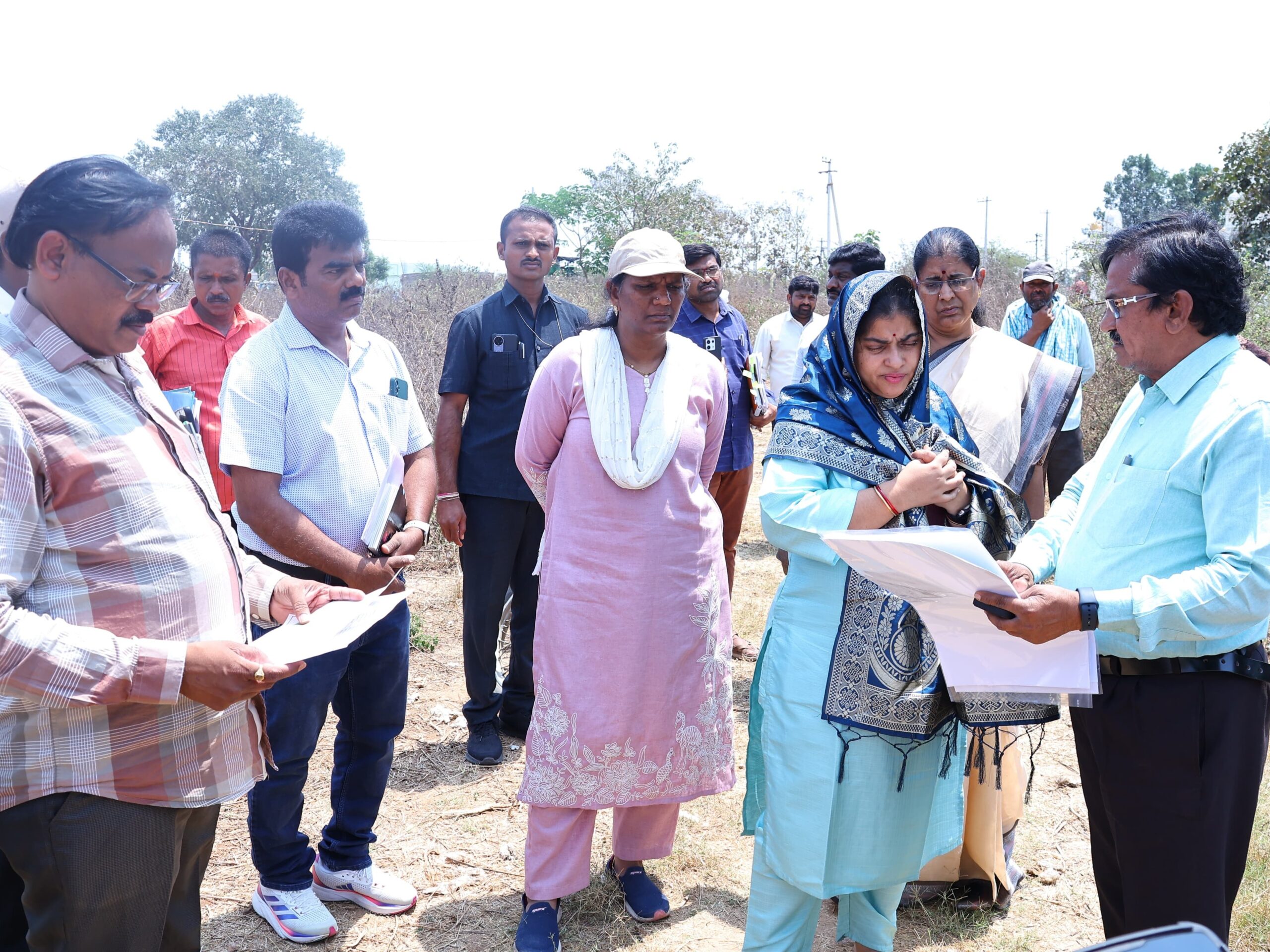 భూ రీ సర్వే పనులను పరిశీలించిన కలెక్టర్