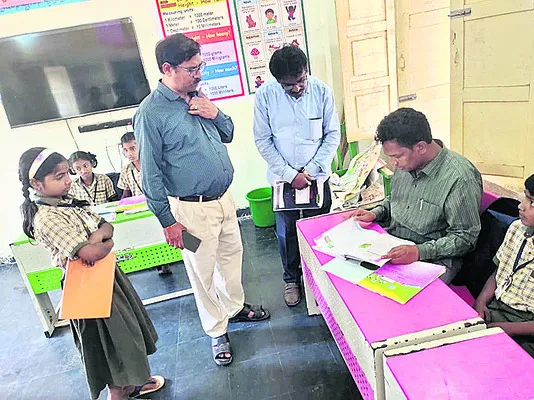 ప్రభుత్వ పాఠశాలను తనికి నిర్వహించిన డైట్ లెక్చరర్