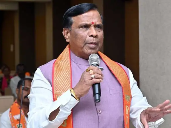 ఔట్ సోర్సింగ్ ఉద్యోగుల జీతభత్యాలు పెద్ద స్కాం: MLA