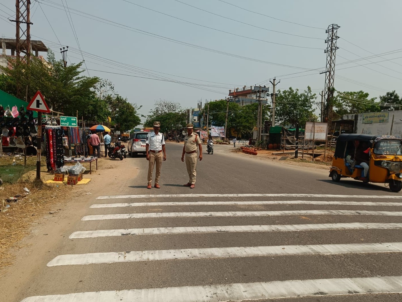 ప్రమాదాల నివారణకు రంబుల్ స్ట్రిప్స్ ఏర్పాటు