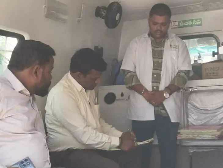 108 అంబులెన్స్‌లో అధికారుల తనిఖీ