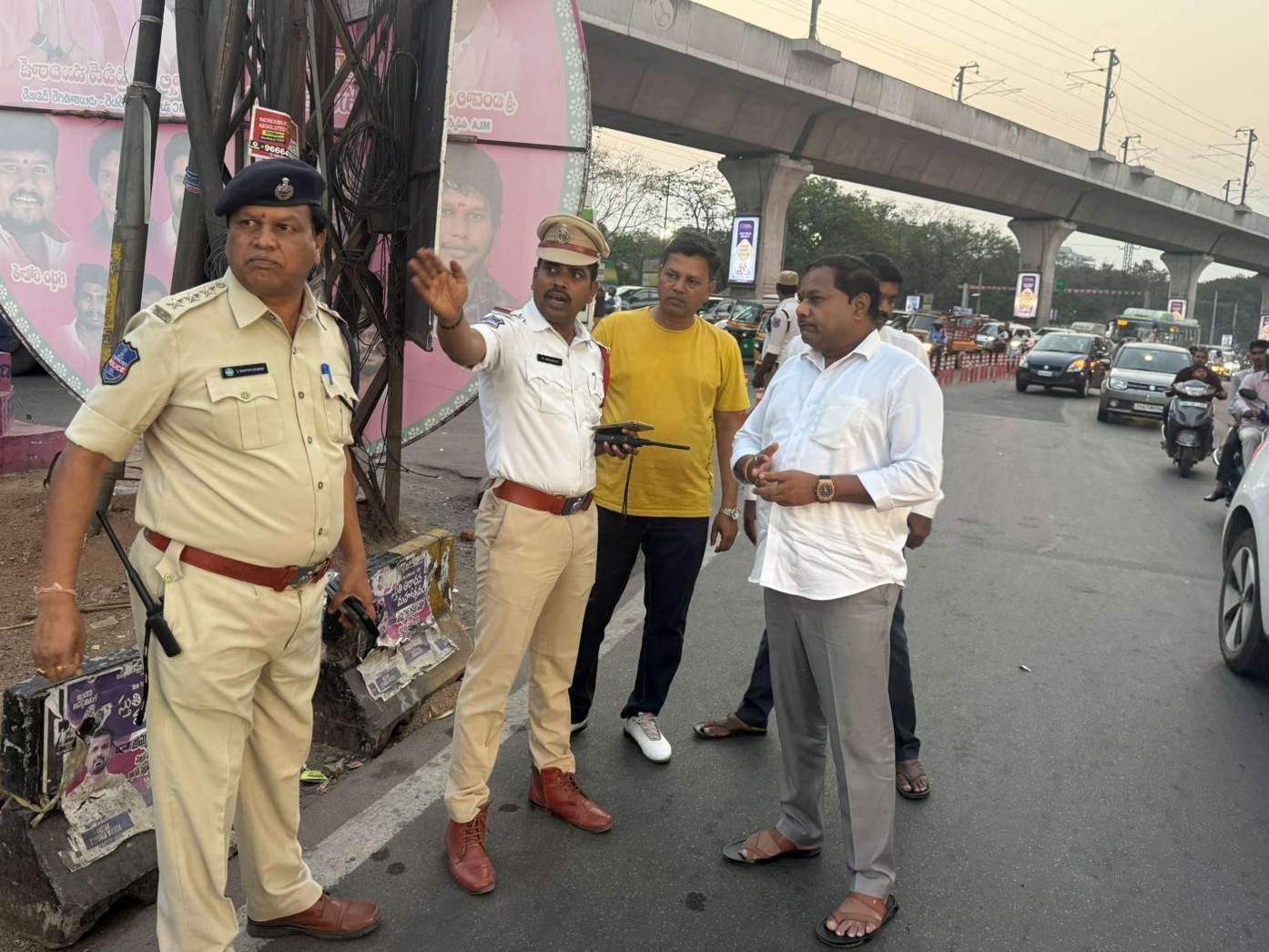 పలు చోట్ల ట్రాఫిక్ సమస్య పరిష్కరించాలని డిమాండ్