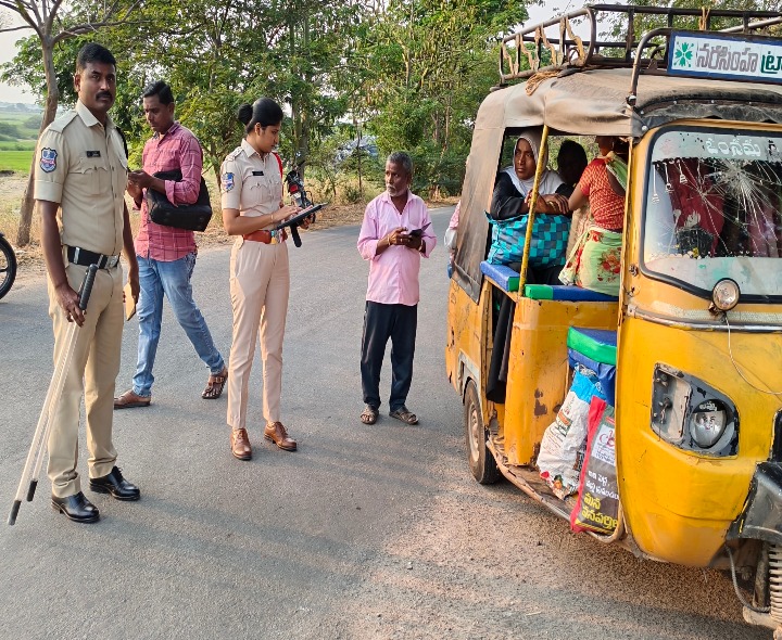 వాహనాలను తనిఖీ చేసిన  ఎస్సై హిమబిందు