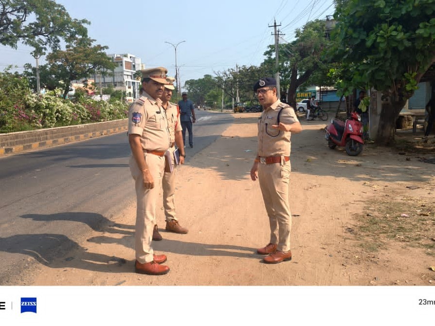 రోడ్డు ప్రమాద ప్రదేశాన్ని పరిశీలించిన పోలీస్ కమిషనర్