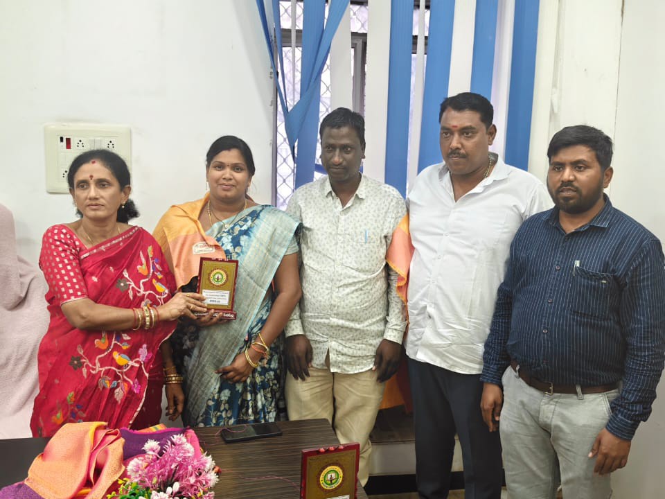 33వ వార్డు కౌన్సిలర్‌ని సత్కరించిన మున్సిపల్ కమీషనర్