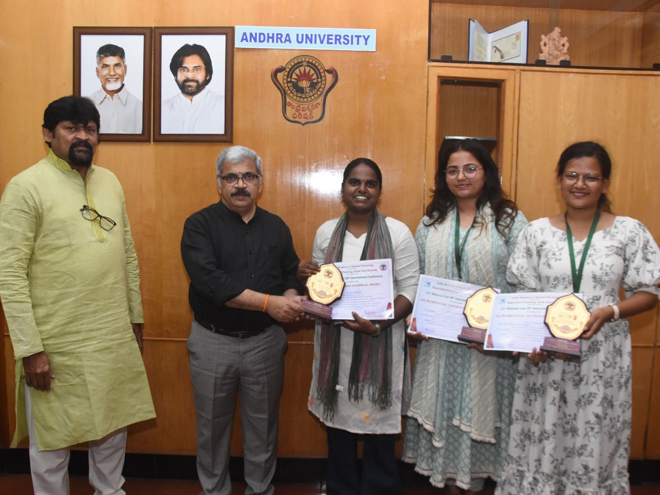 జాతీయ సదస్సులో ఏయూ విద్యార్థుల ప్రతిభ