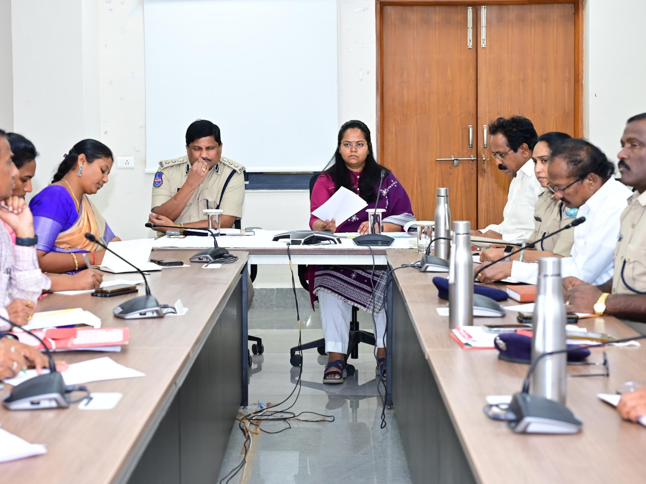 పెండింగ్ రోడ్ల పనులు పూర్తి చేయాలి