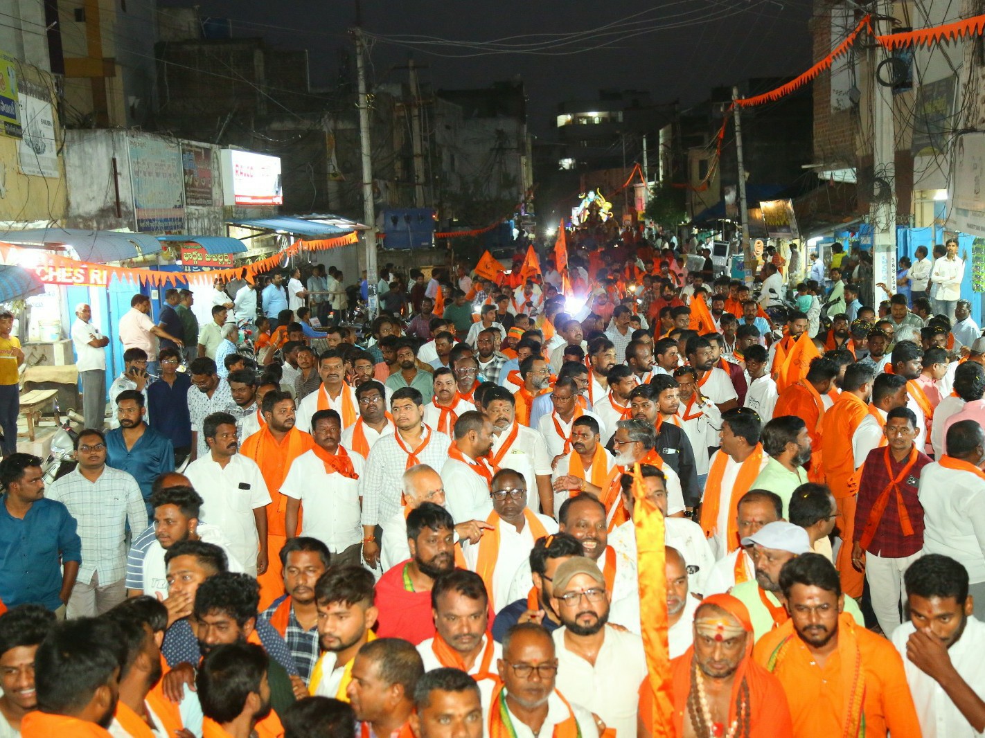 వైభవంగా “వీర హనుమాన్” విజయ యాత్ర