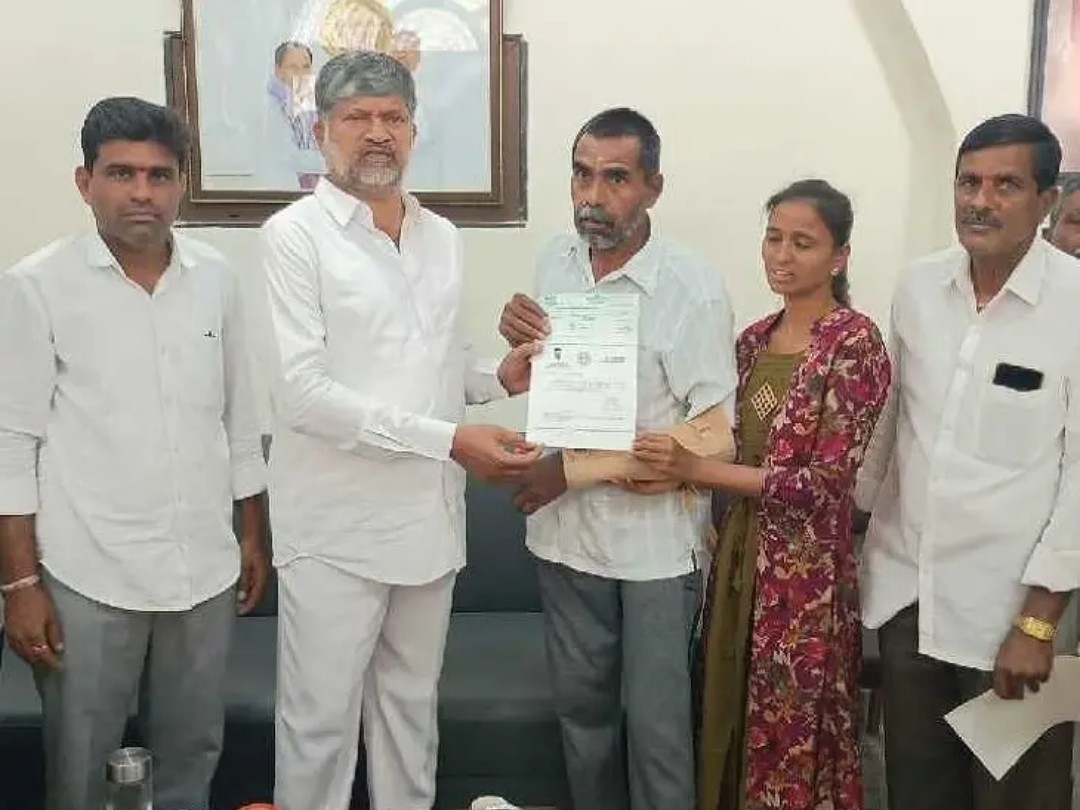 సీఎంఆర్ఎఫ్ చెక్కులను పంపిణీ చేసిన ఎమ్మెల్సీ