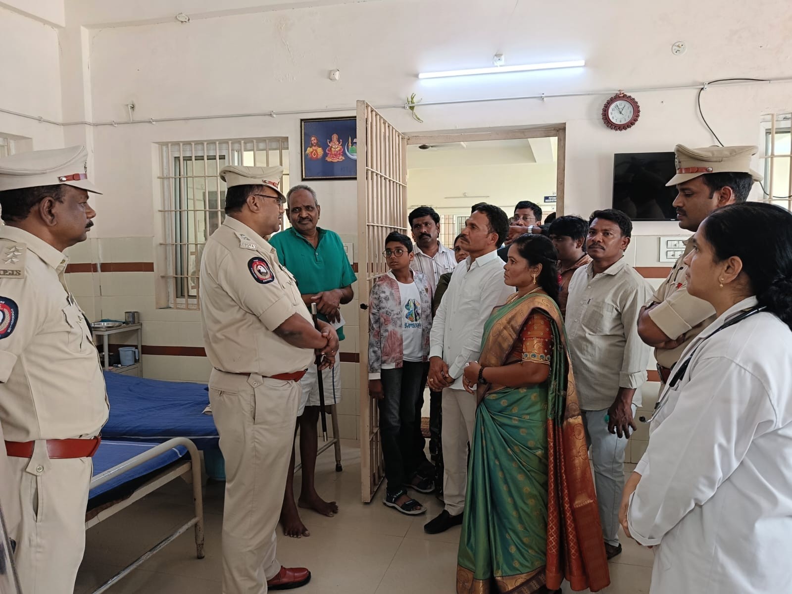 సెంట్రల్ జైల్‌ను సందర్శించిన ST కమిషన్ సభ్యులు