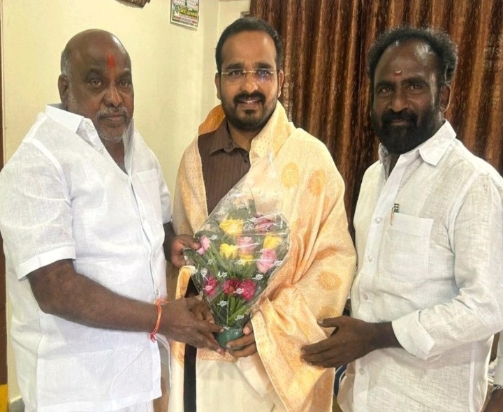 మాజీ మంత్రిని కలిసిన బార్ అసోసియేషన్ నూతన కార్యదర్శి