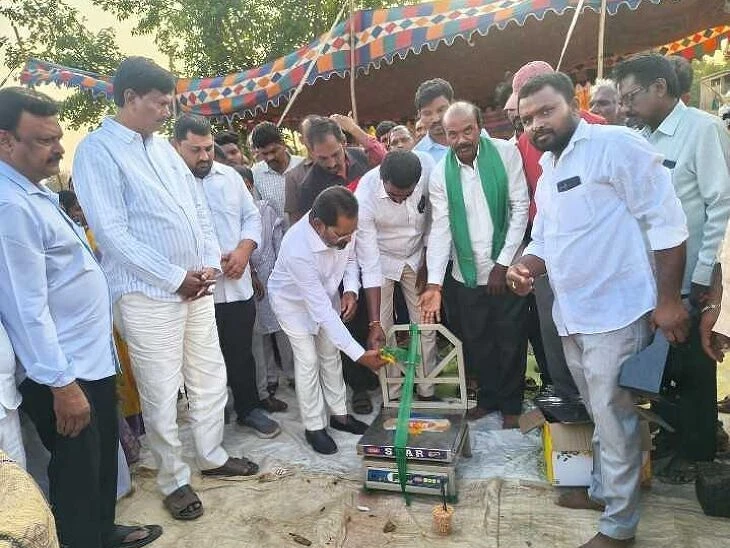 మొక్కజొన్న కొనుగోలు కేంద్రాలు ప్రారంభించిన ఎమ్మెల్యే