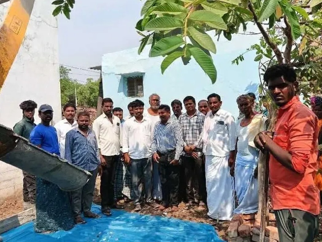 సీసీ రోడ్డు పనులకు భూమి పూజ చేసిన సర్పంచ్